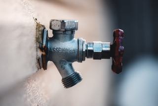 Réparer ou remplacer un chauffe-eau qui fuit selon l'origine