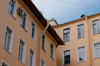 Traces d'humidité sur le plafond d'un appartement après une fuite
